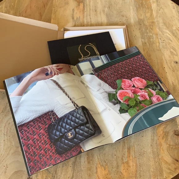 CHANEL “The Chanel Iconic” magazine - - Picture 3 of 6